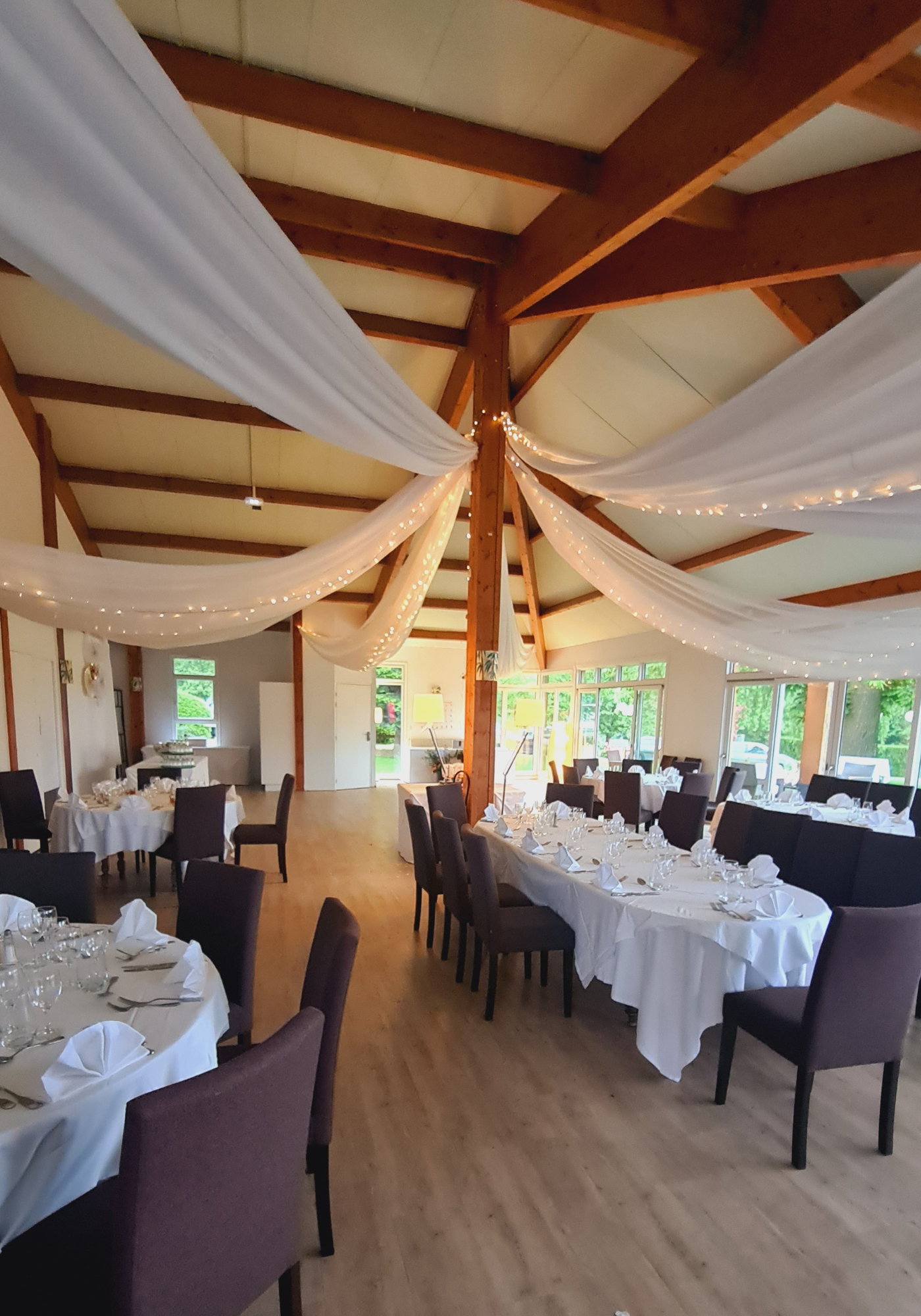 Mariage drapés de plafond avec guirlandes lumineuses Mariage drapés de plafond avec guirlandes lumineuses